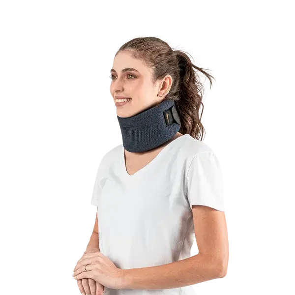 Imagem modelo usando colar cervical em espuma